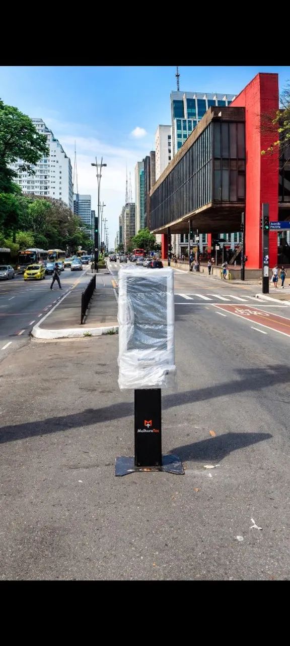 Totem com pedestal de autoatendimento e sistema android