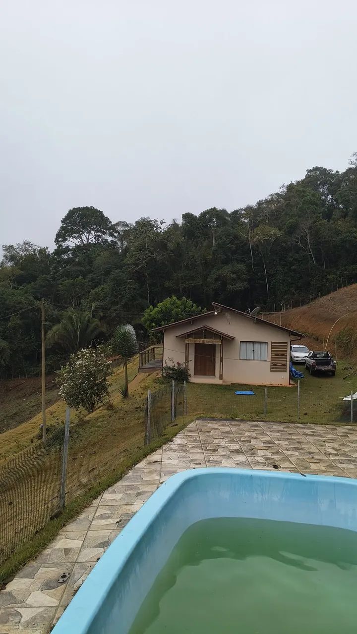 Vende-se linda  chacara com casa e área de churrasco com piscina  
