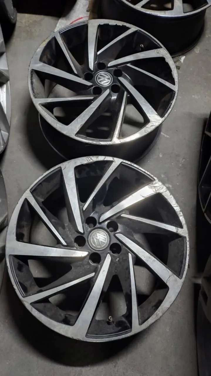Rodas 17 com pneus 205/55 17 - Peças para carros, vans e