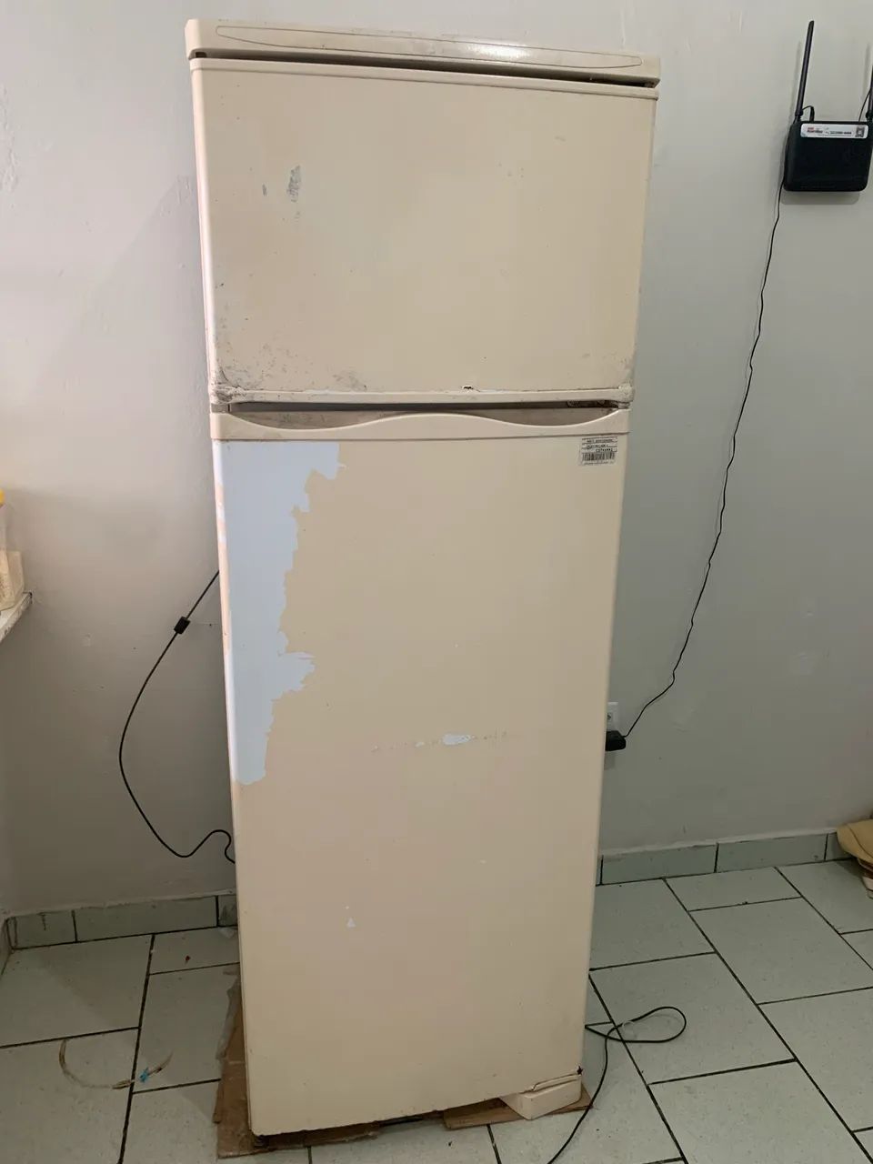Geladeira com duas portas antiga (ainda funcionando)