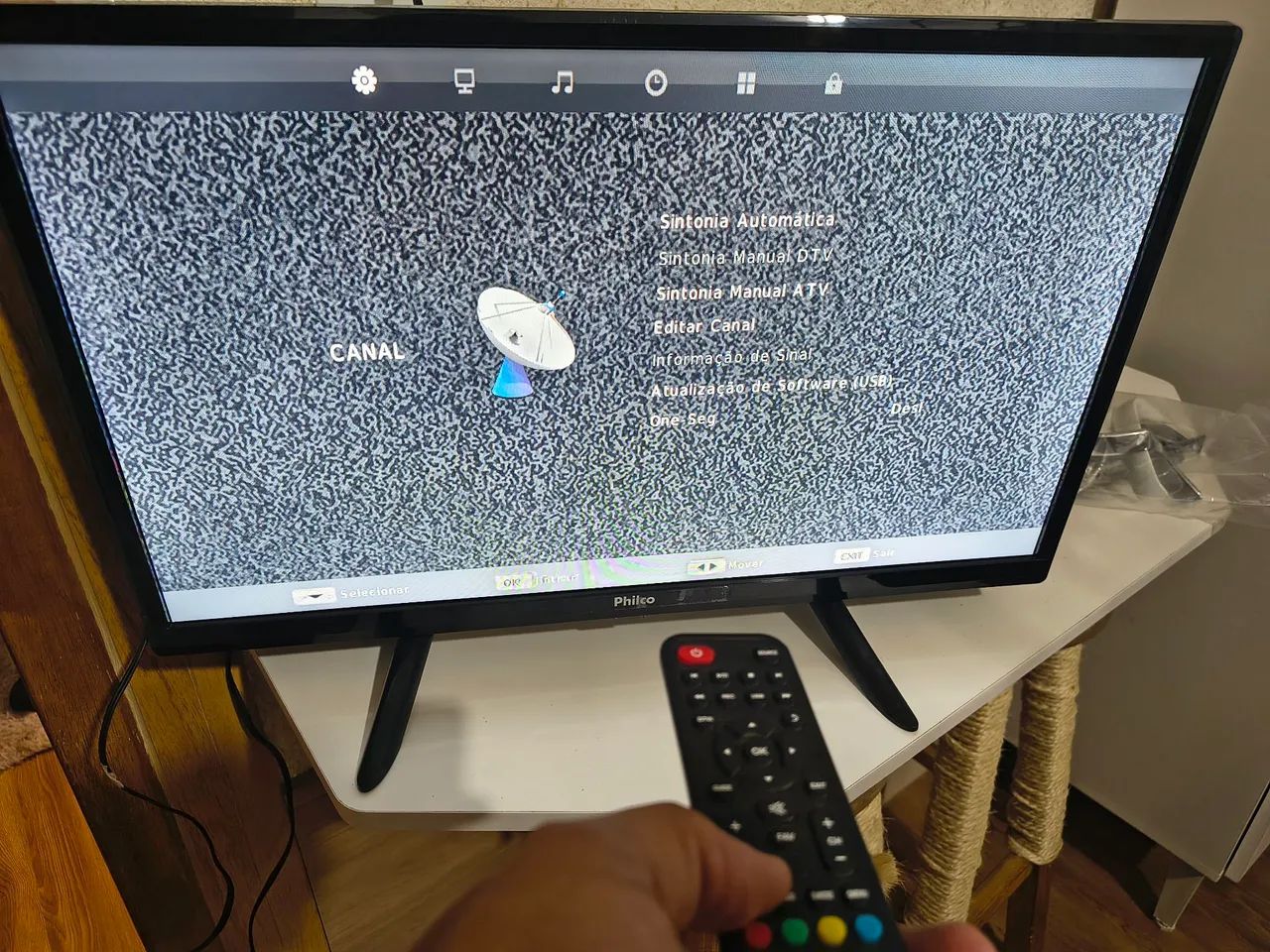 TV Led 24 modelo Ptv24n19d Hd Philco Bivolt (Não é Smartv), mas pode usar Stick ou Box