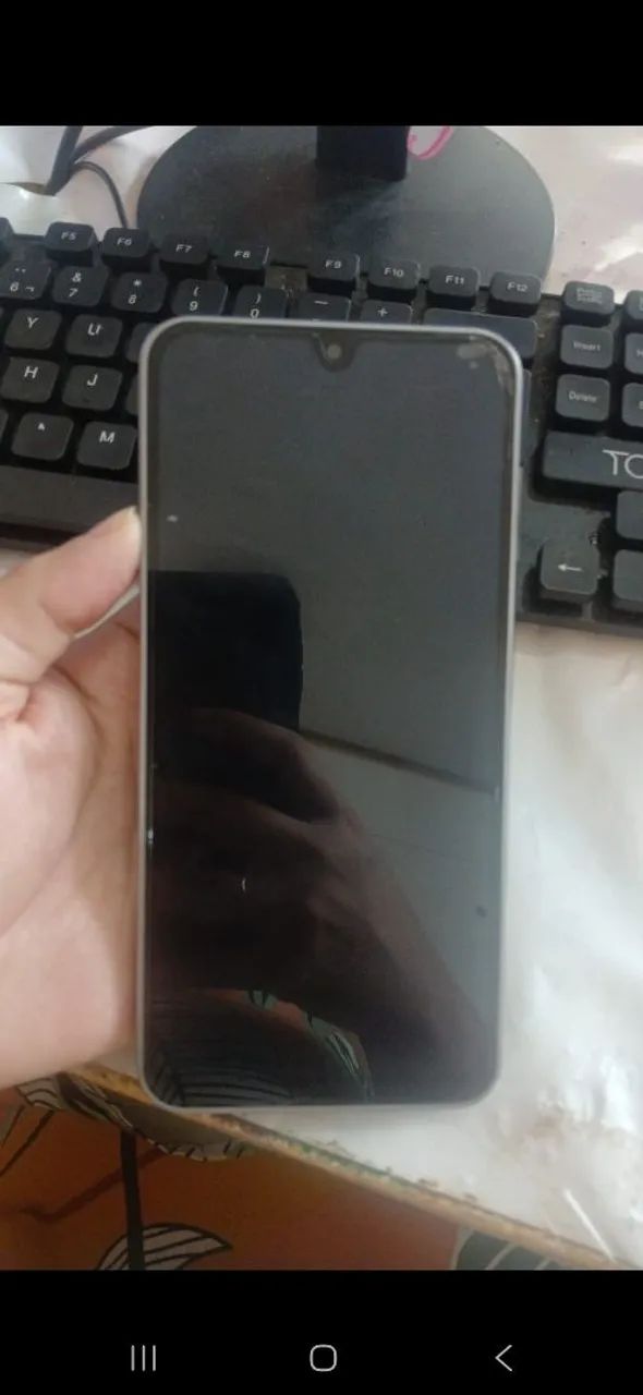 Vendo celular semi novo na caixa com nota  - Foto 2