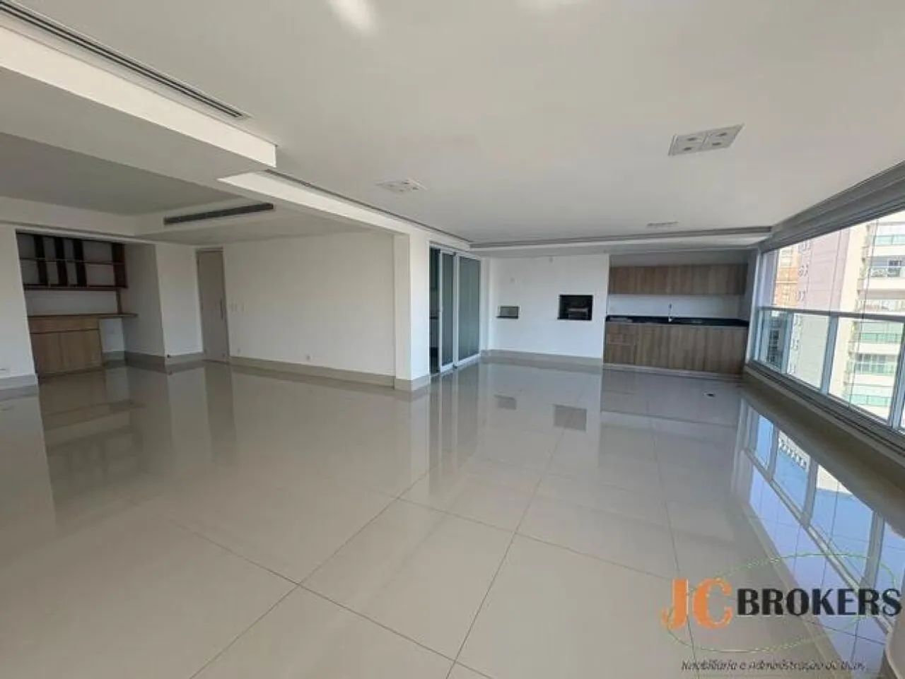 Apartamento com 335m² de área útil, 4 dormitórios sendo 3 suítes, 4 vagas