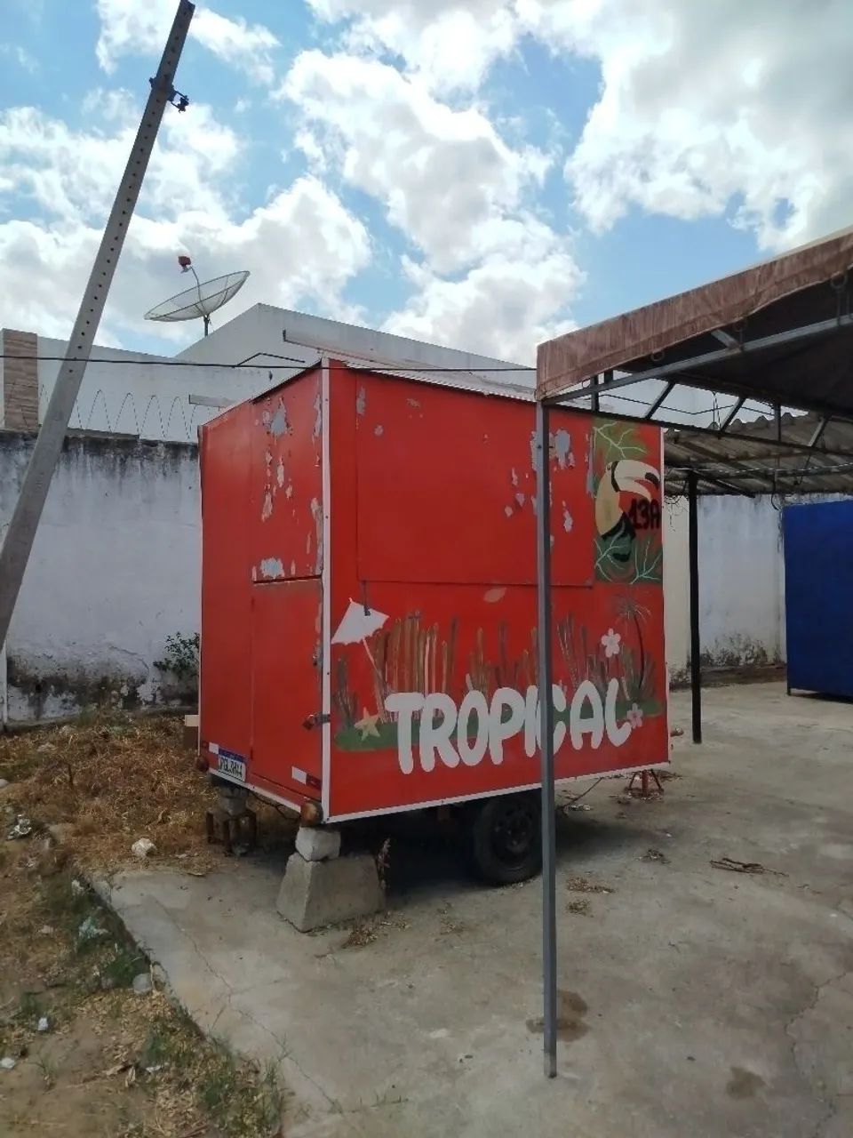Vende se um treller comercial 