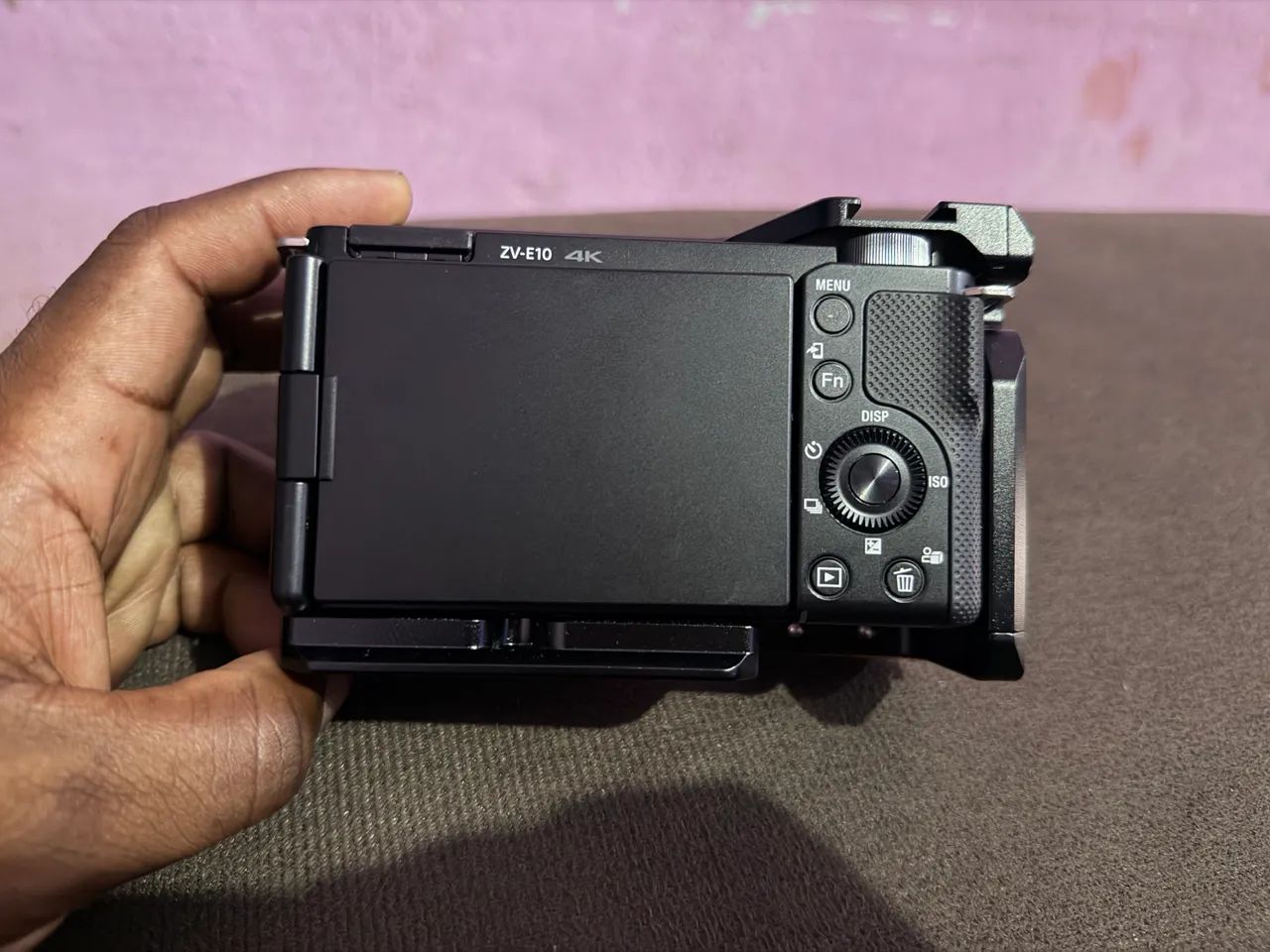 Sony ZVE10 + Lente 16-50mm + cage + brindes - Foto 2