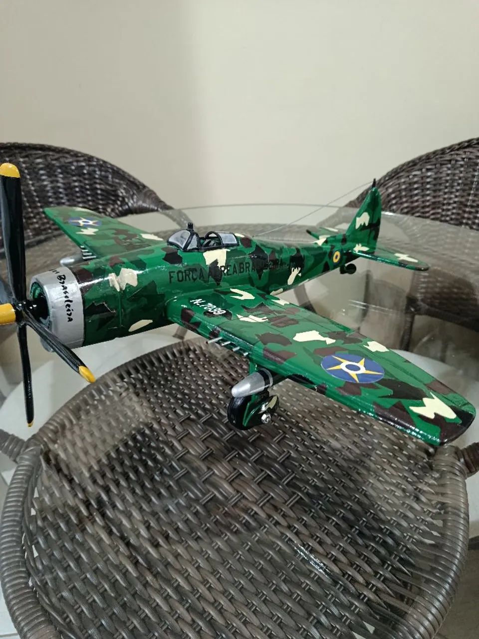 Avião miniatura artesanal decorativo  - Foto 5