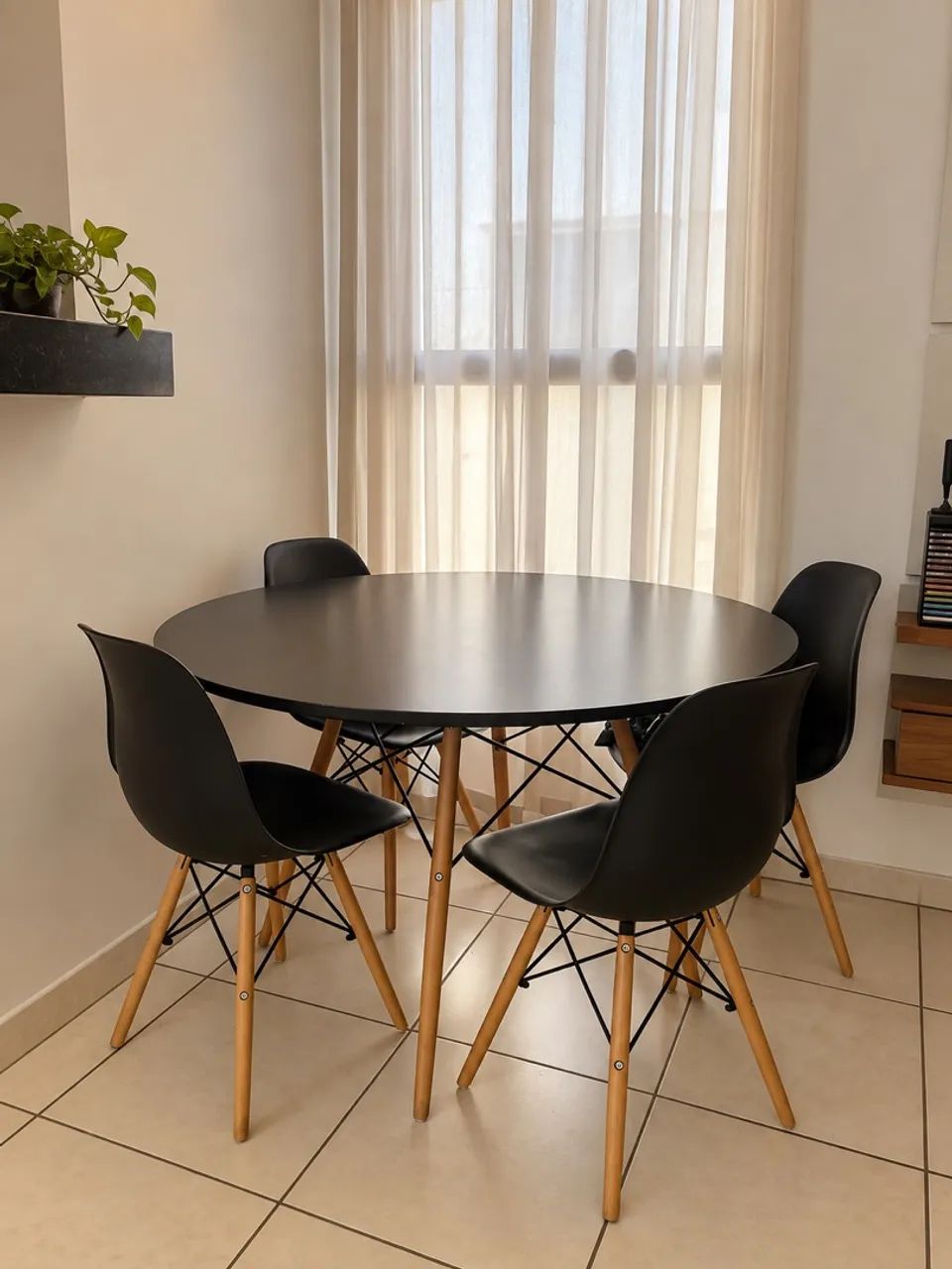 Título: Mesa de Jantar Redonda Preta + 4 Cadeiras Eames Eiffel