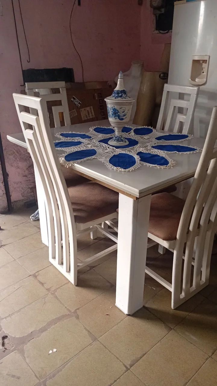 Mesa com 4 cadeiras 