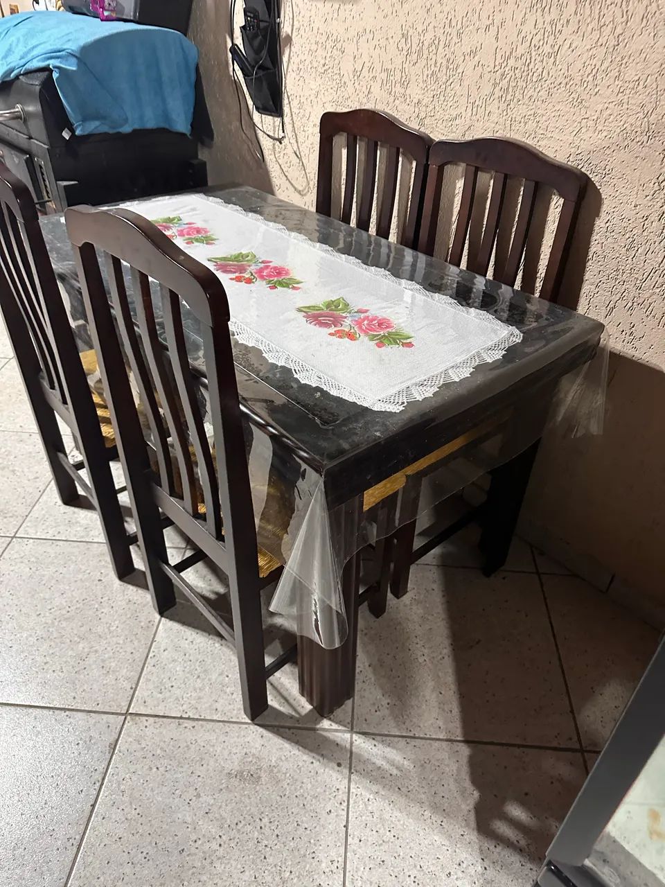 Mesa com quatro cadeiras - Foto 2