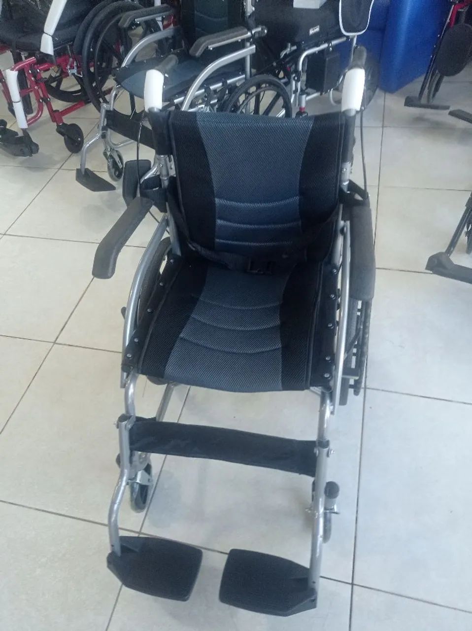 Cadeira de rodas compacta(nova sem Uso) 