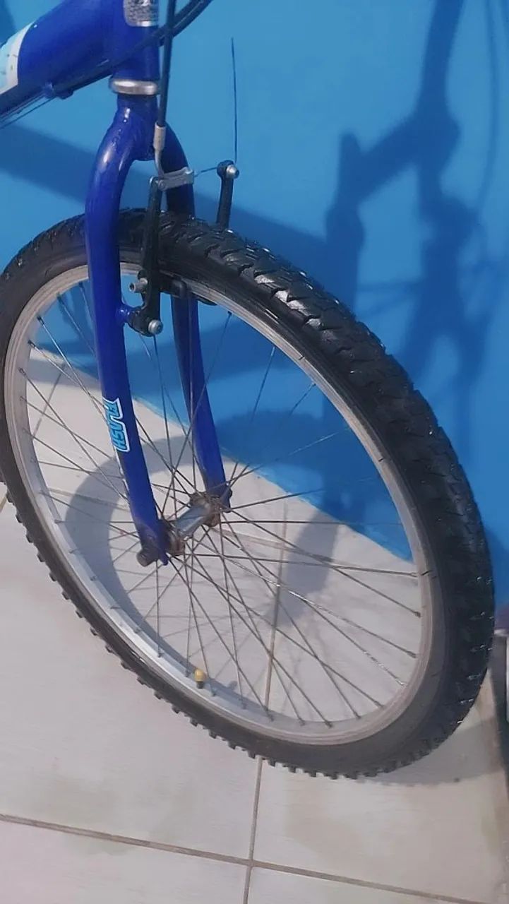Vendo bicicleta aro 26 de marcha bem arrumadinha  - Foto 4