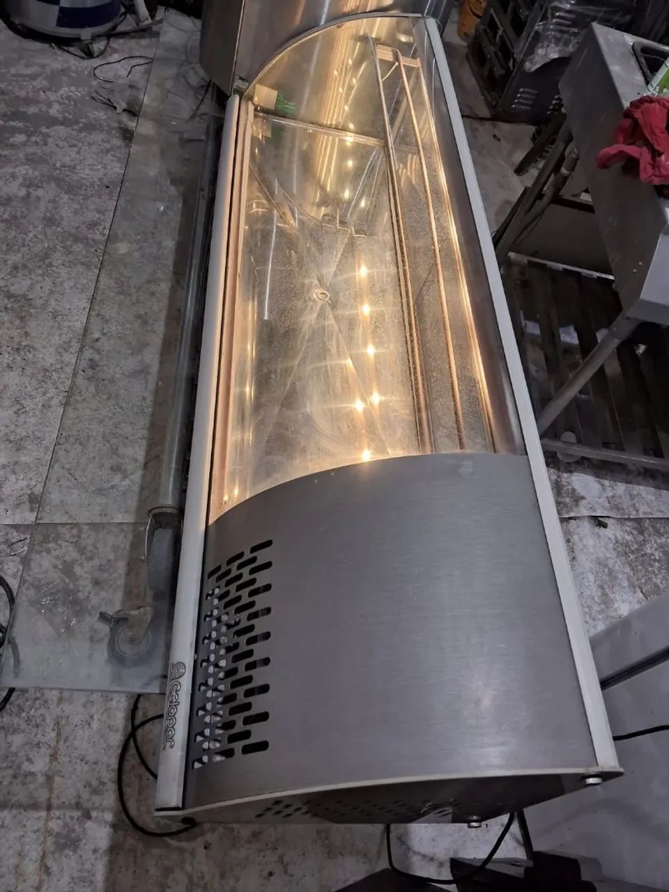 Vitrine refrigerada bem iluminada e aço inox - Foto 3