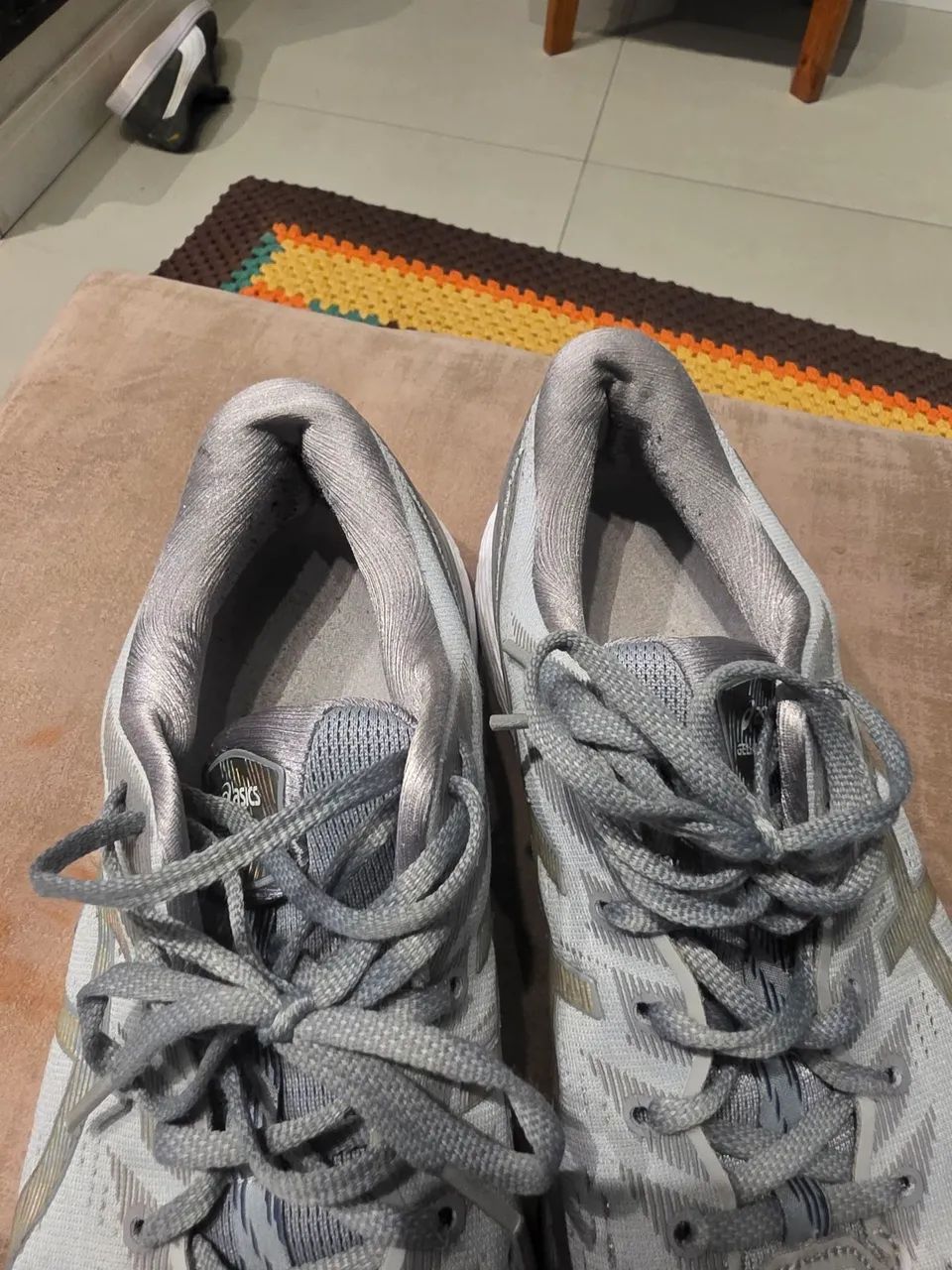 tênis asics kayano cinza - Foto 3