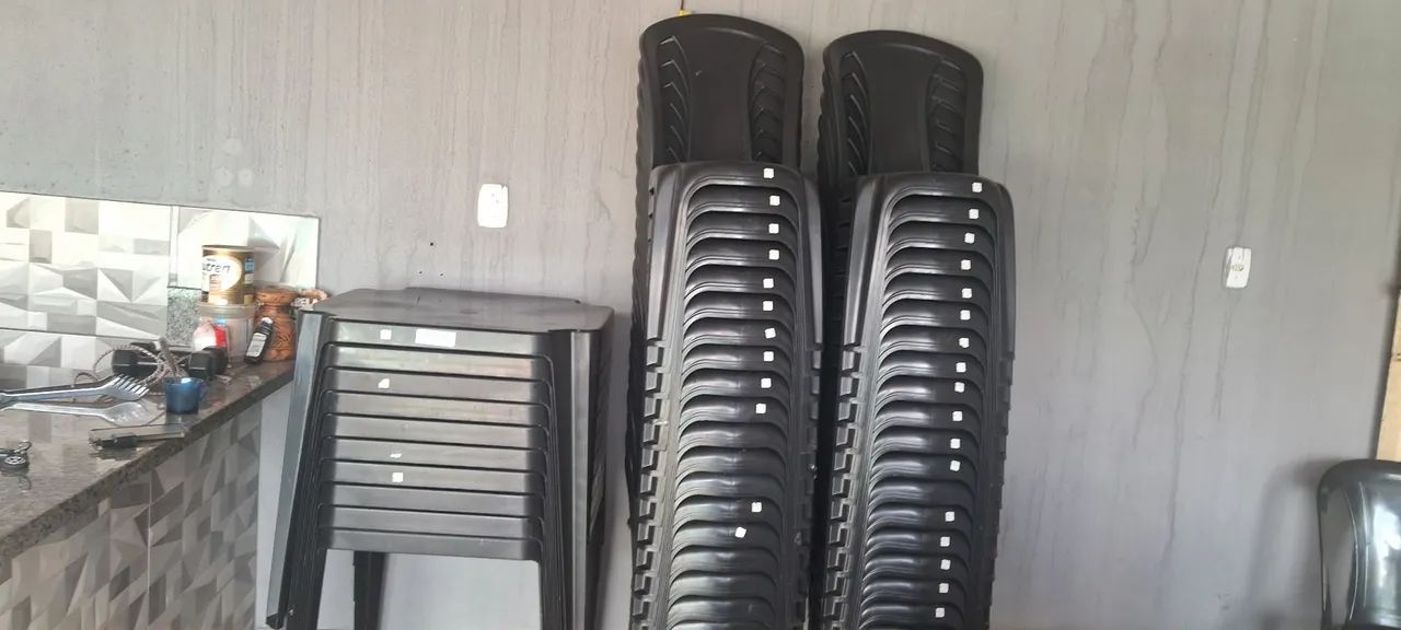 Mesas e cadeiras de plástico 