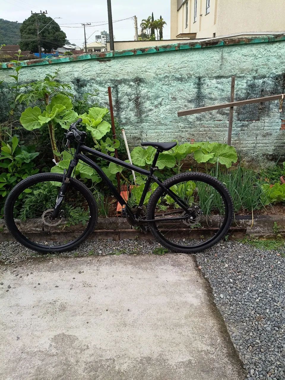 Vendo bicicleta de marchas e freio a disco - Foto 5