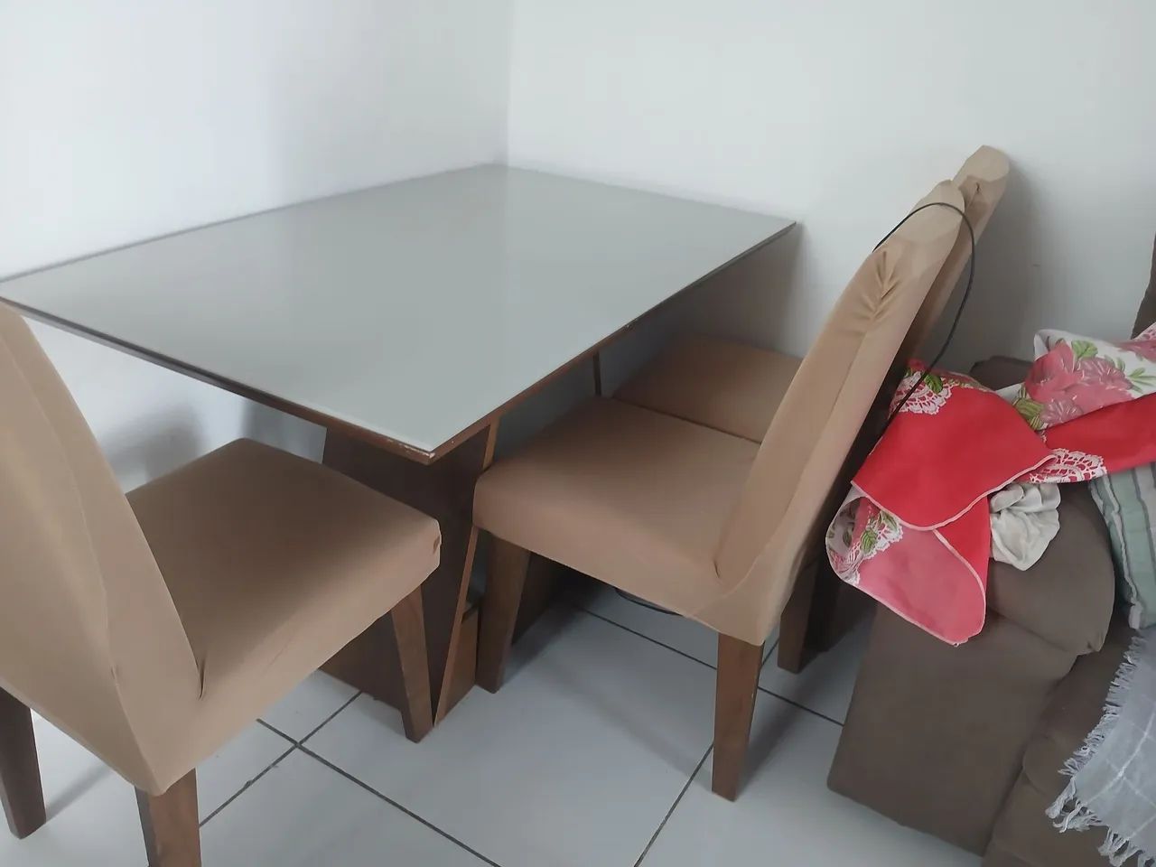 Vendo mesa 4 cadeiras 