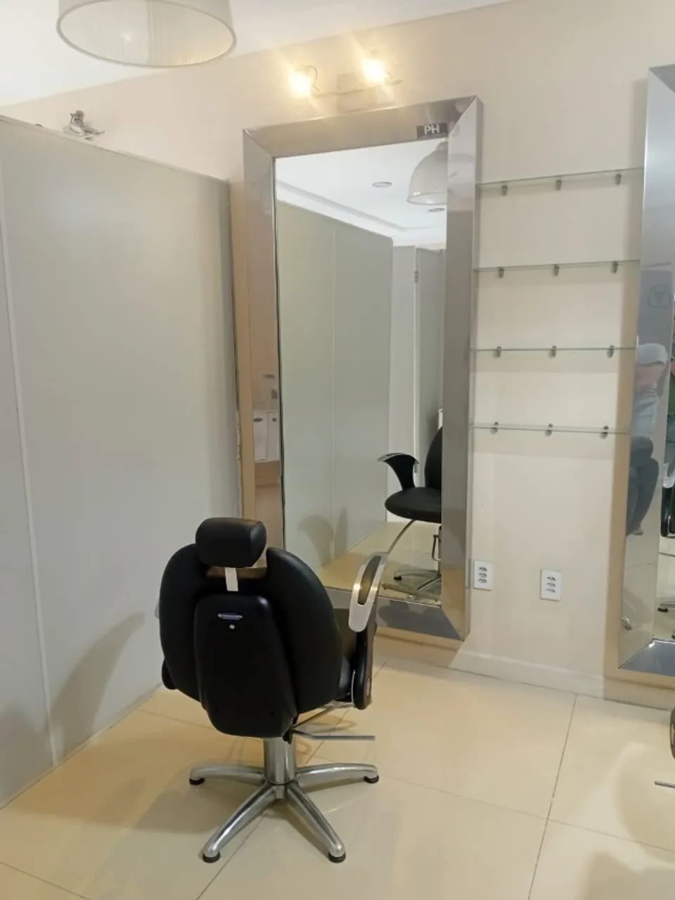 Cadeira de cabeleireiro Ferrante e espelhos 