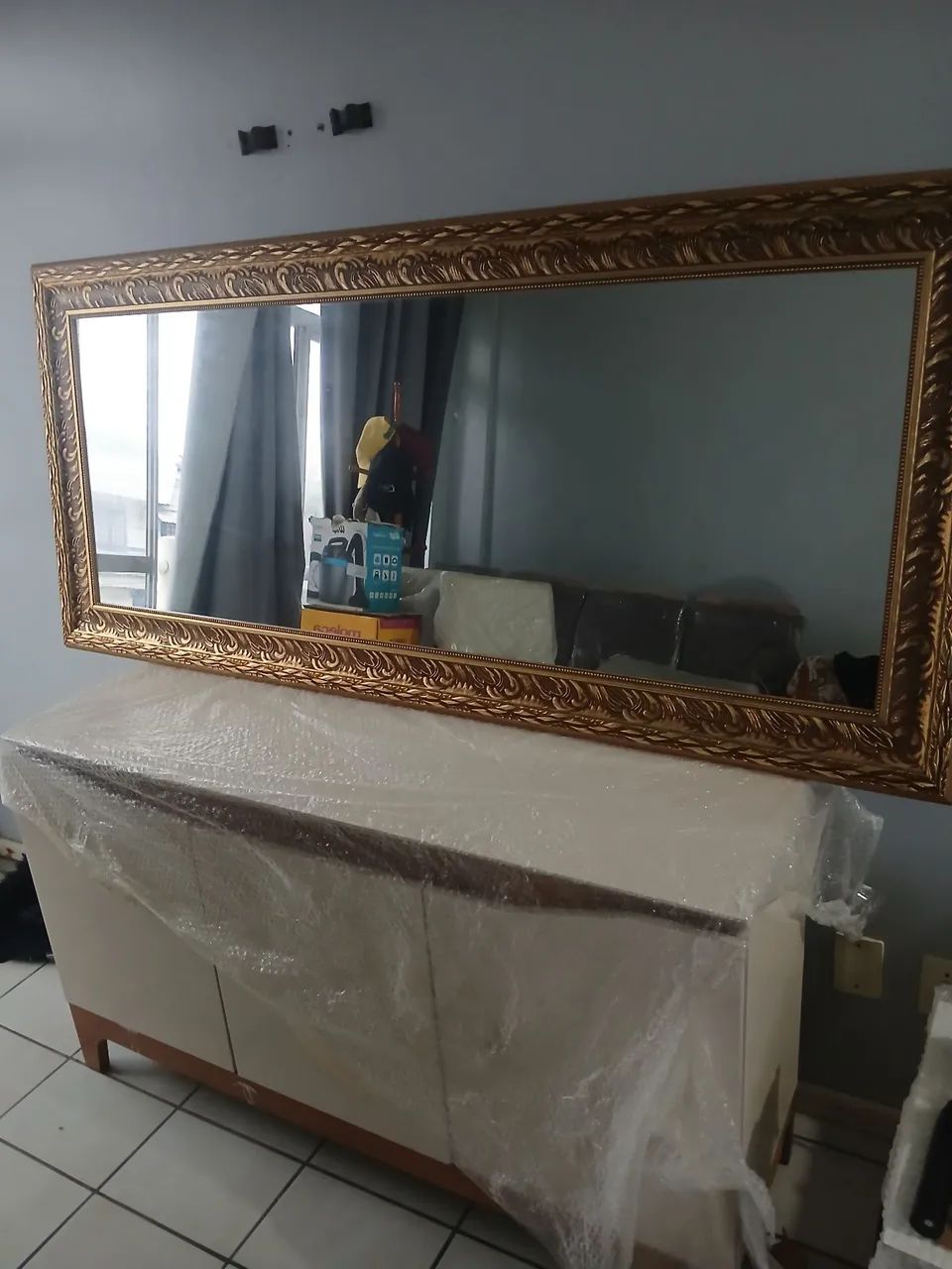 Espelho com moldura dourada