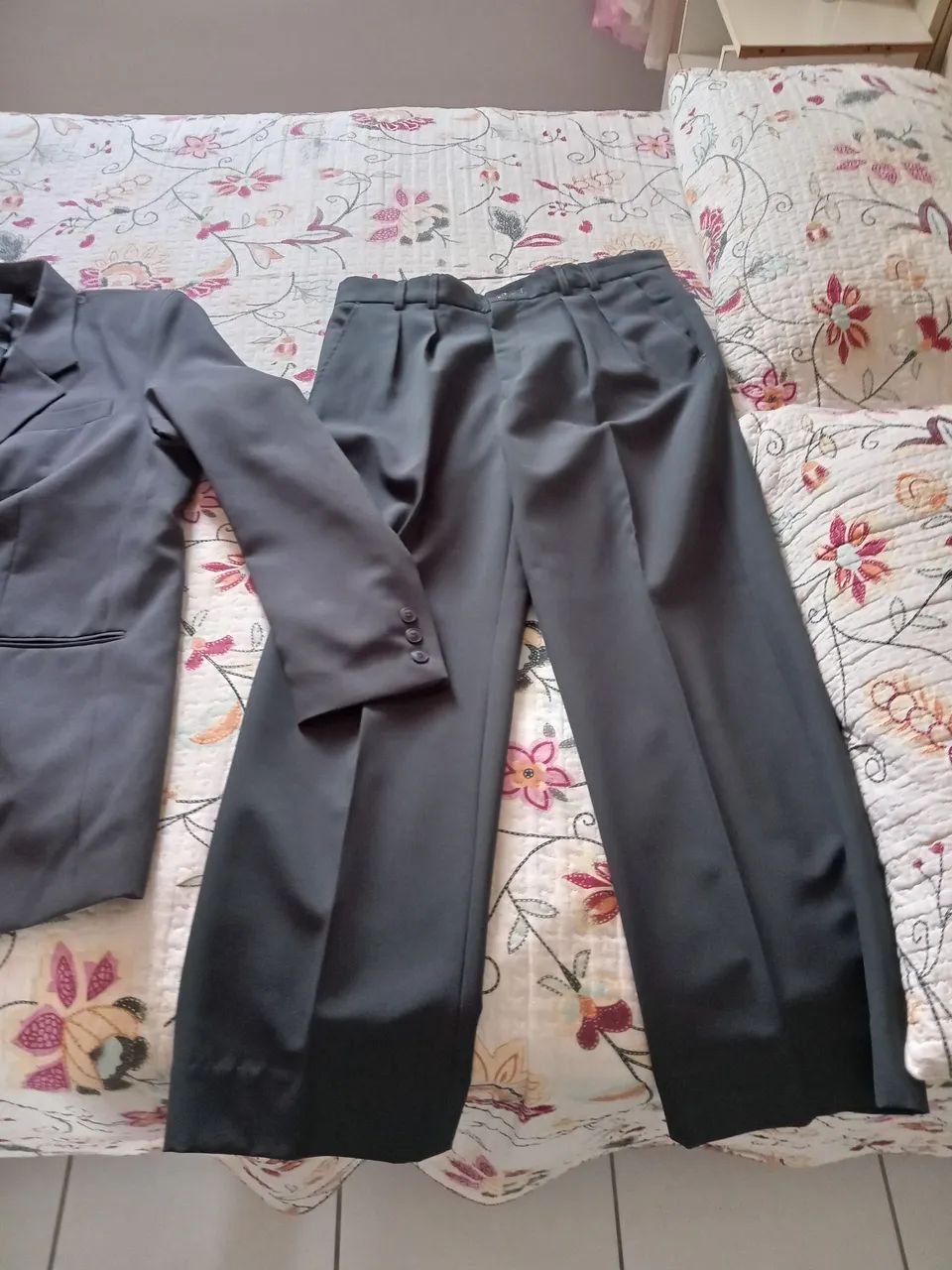Terno (calça e paletó) seminovo . 