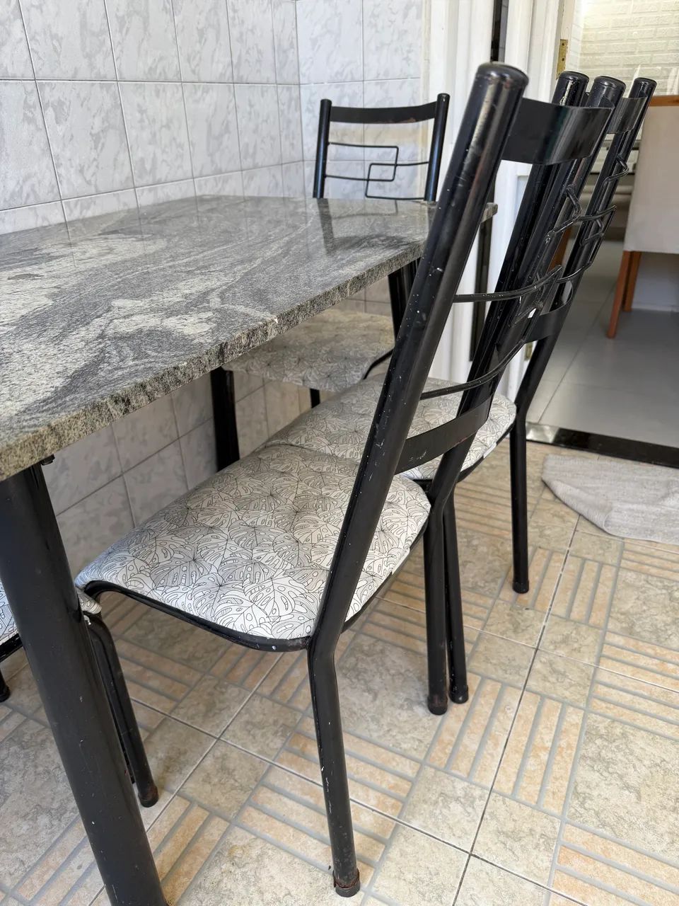 Mesa com 4 cadeiras 