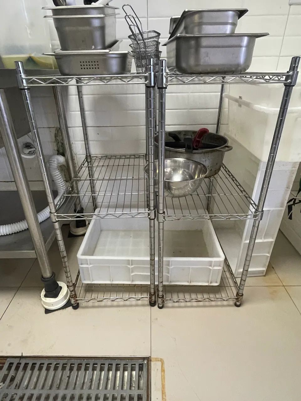 2 ESTANTES METAL AÇO CROMADO COM 3 PRATELEIRAS  - Foto 2