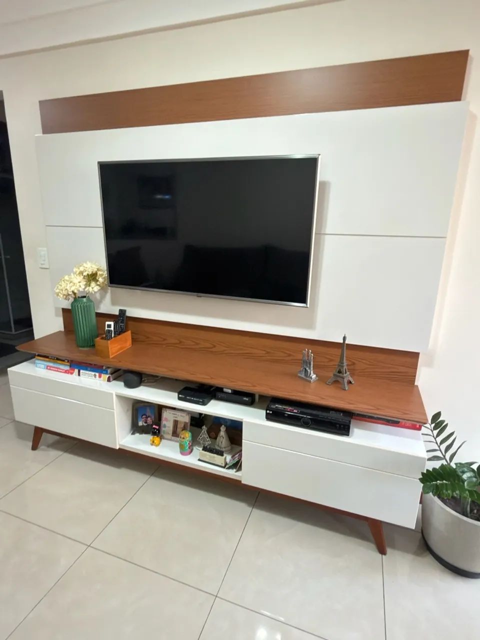 Rack com painel da Móveis Conquista