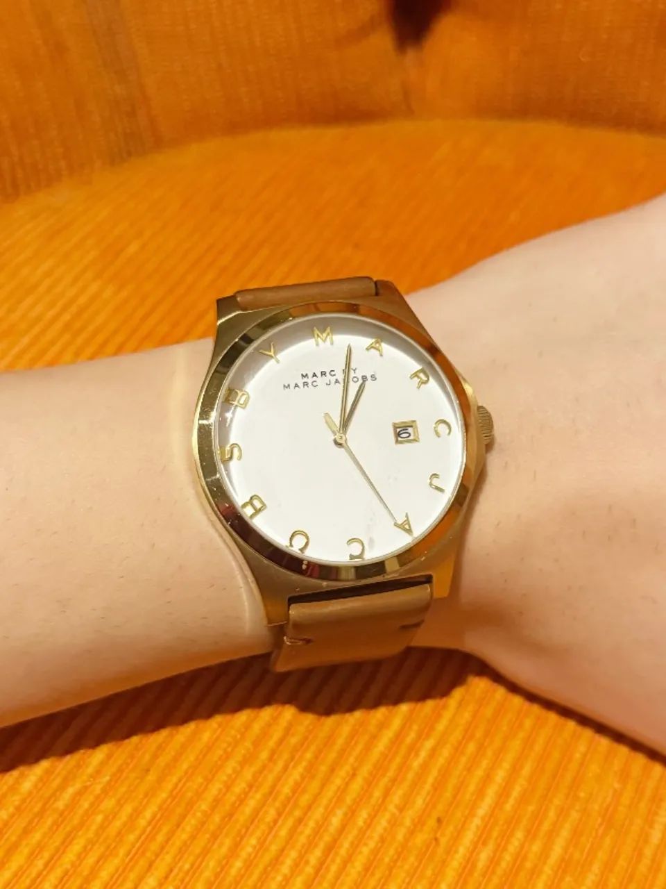 relógio marc jacobs dourado em couro  - Foto 2