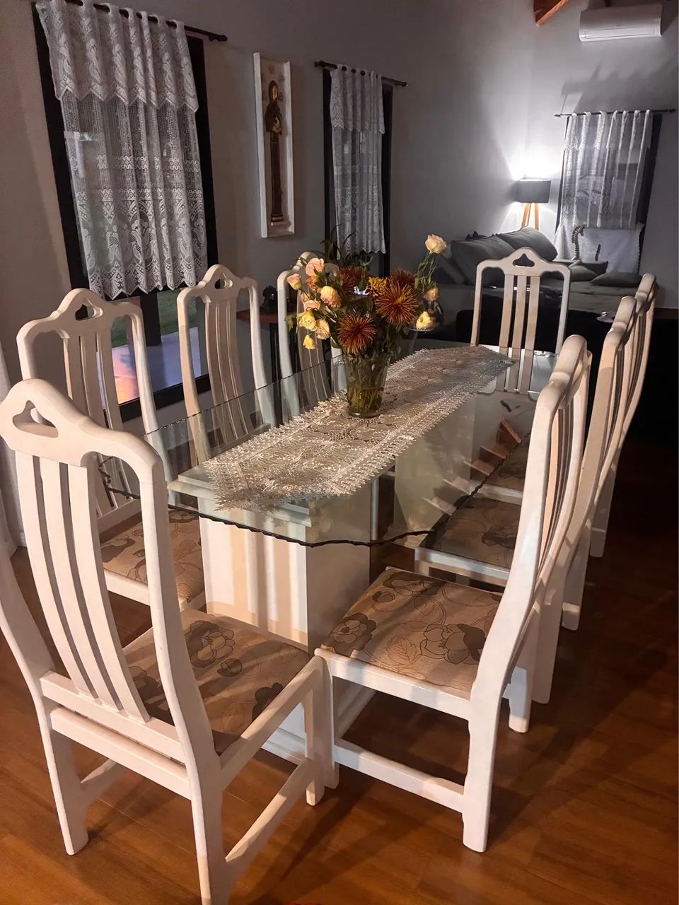 Mesa para sala de jantar com 8 cadeiras madeira maciça