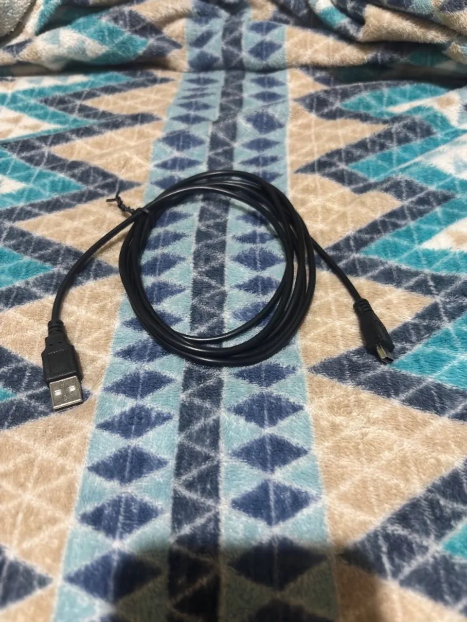 Cabo USB com conector USB-A e conector mini b 