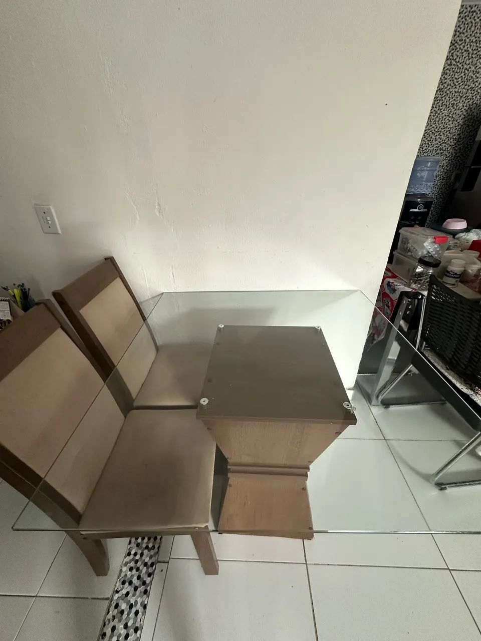 MESA COM 3 CADEIRAS À VENDA