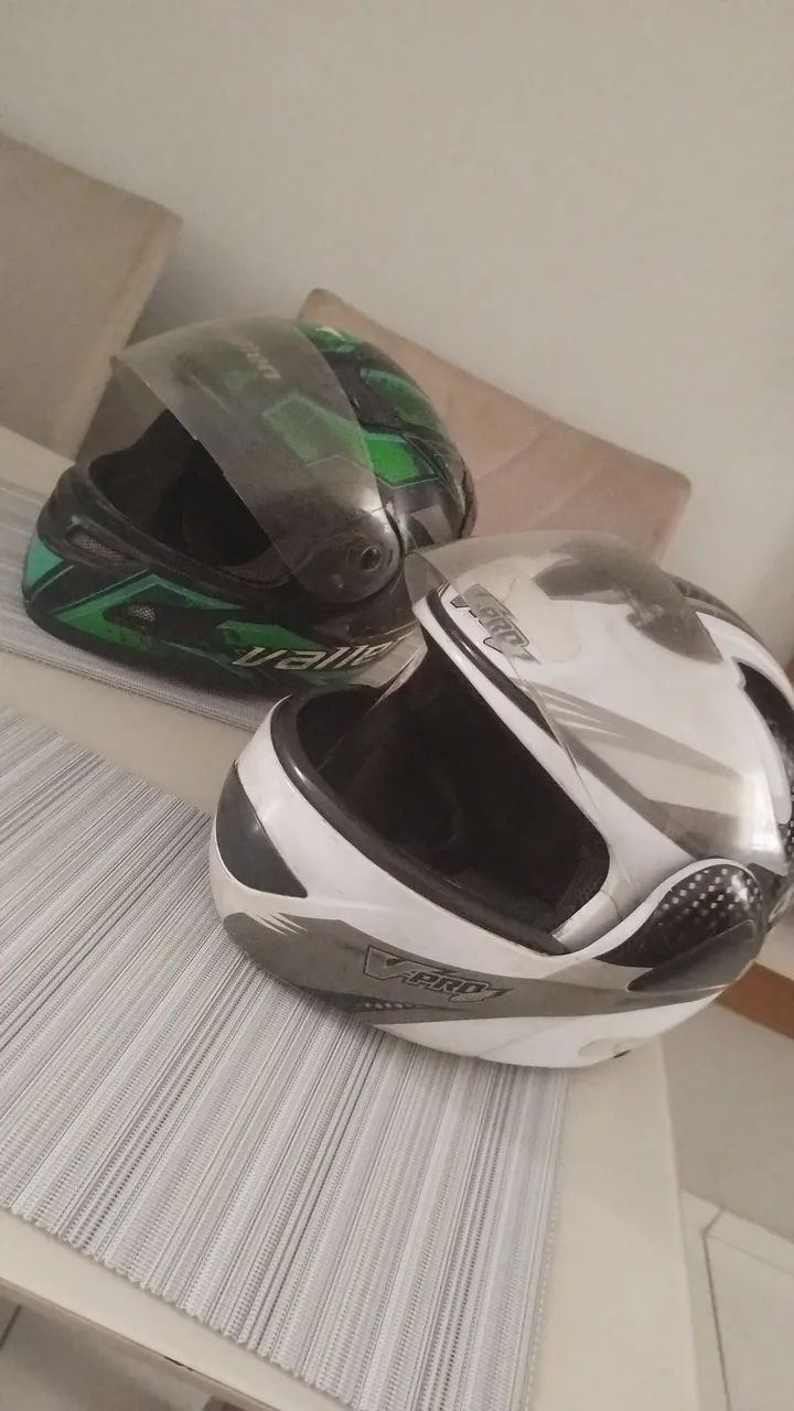 Vendo 2 capacetes número 60