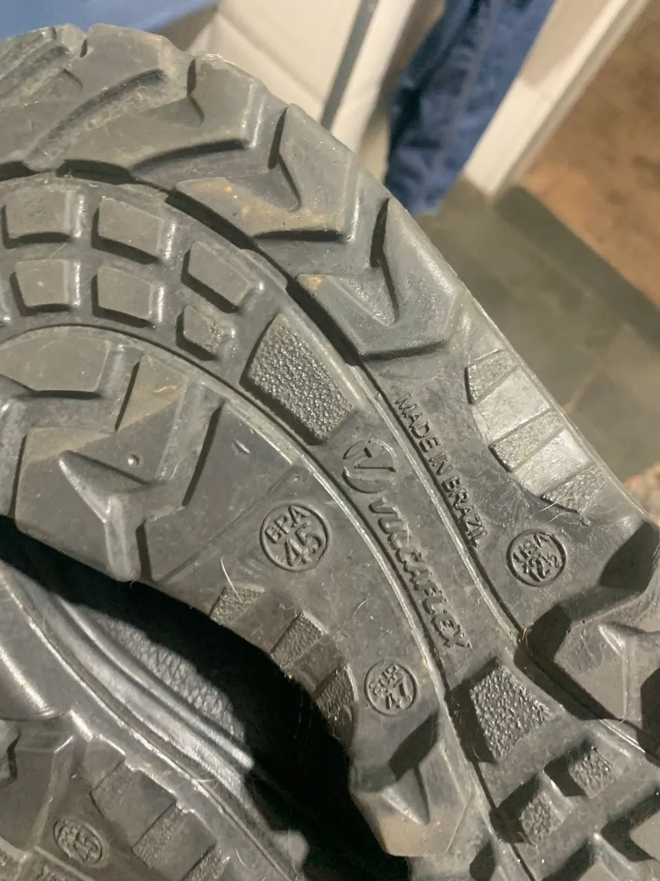 Bota com bico de proteção N45/46 - Foto 2