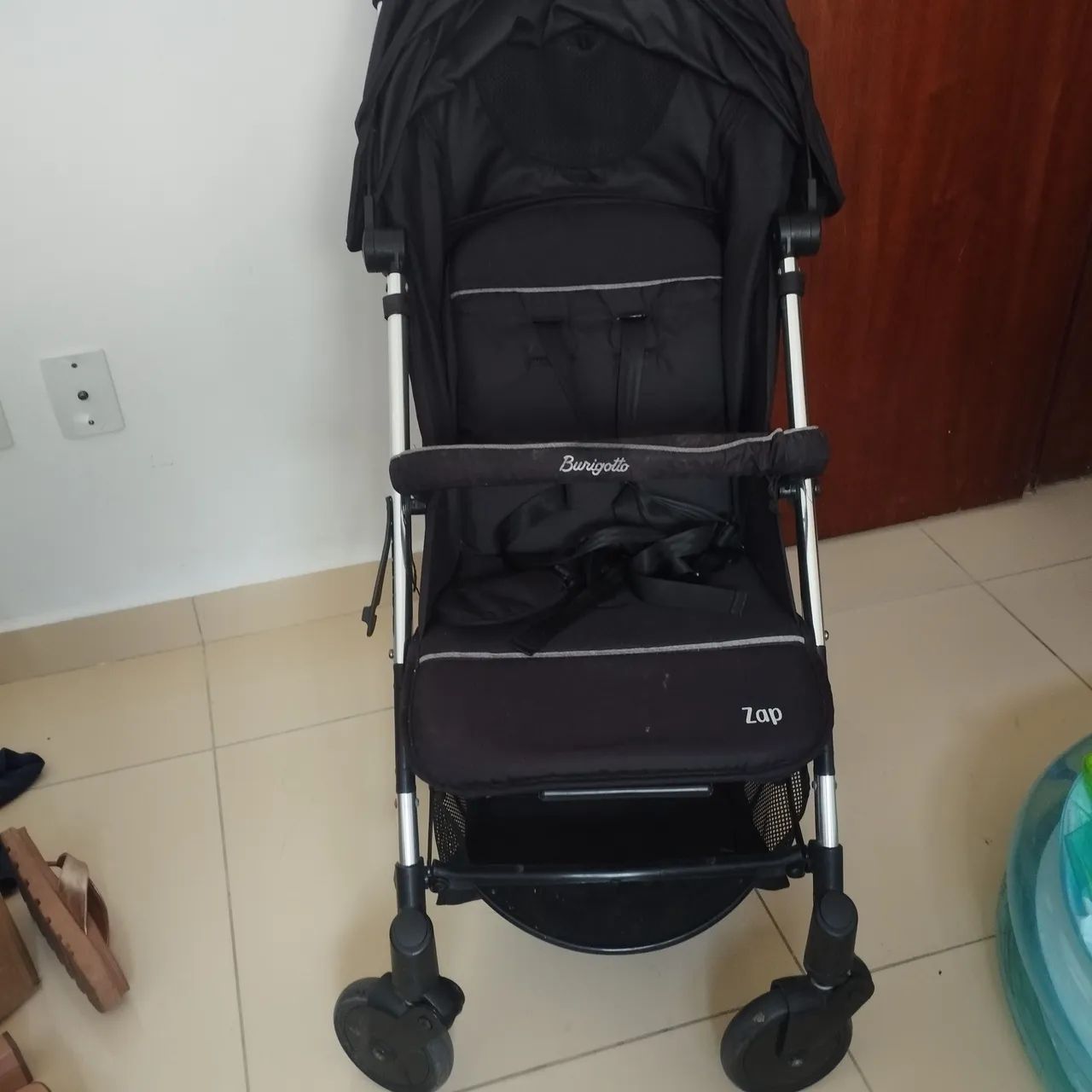 Carrinho de bebê, fecha igual mala