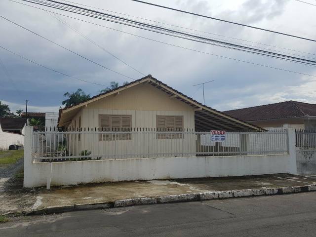 Terreno com casa de madeira no Floresta