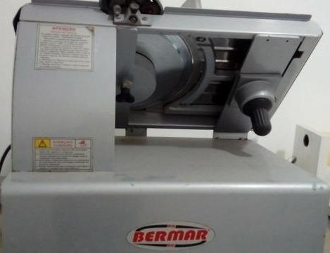 Máquina de cortar frios (queijo e presunto)