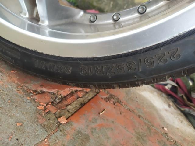 Vendo roda 19 com pneus novos - Foto 3
