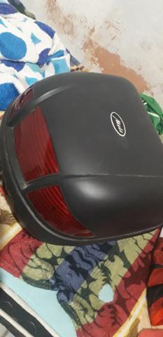 Vendo baú para moto 30L, e bagageiro de Pop 100. todos muito bem conservados!