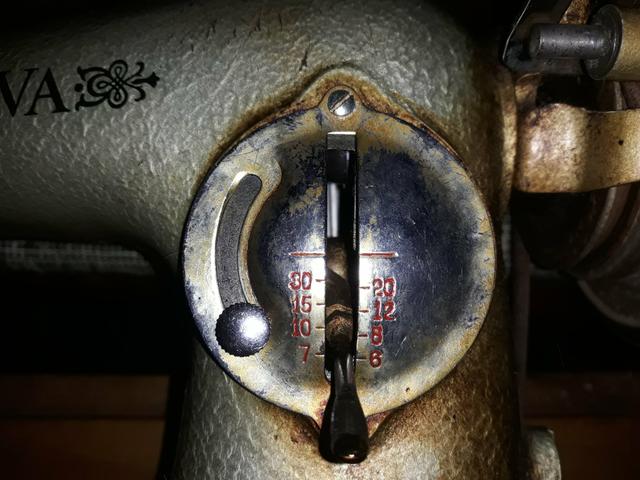 Máquina de costura antiga - Foto 4