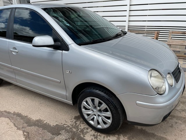 carro polo sedan prata