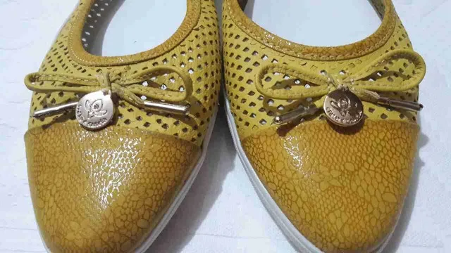 Sapatilha Cravo & Canela amarela nova
