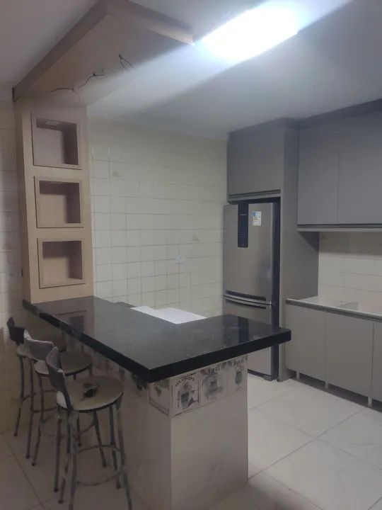 Cozinha planejada com ilha e bancadas em granito