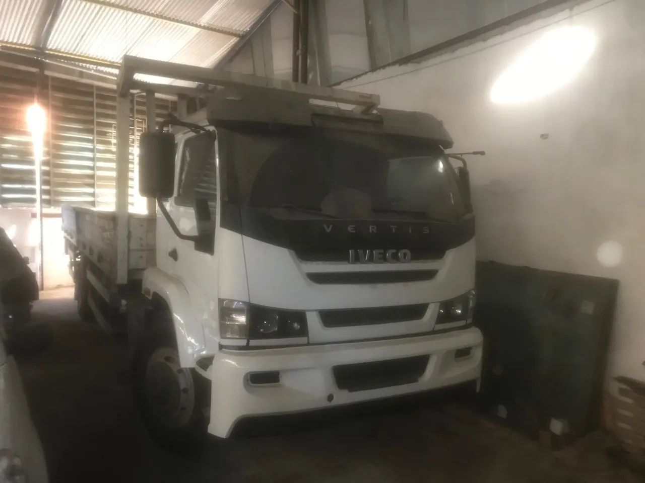 Vendo Caminhão Iveco Vertis 130V19 Ano 2013 carroceria de ferro - Foto 3