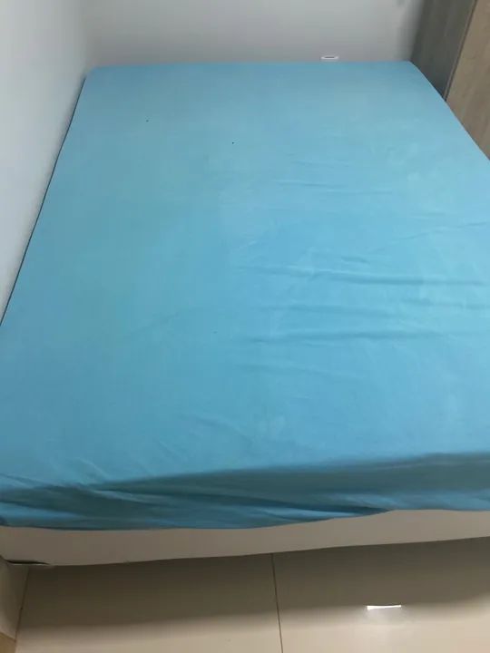 Cama e Cômoda de Madeira Amadeirada em Ótimo Estado - Foto 2