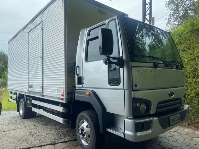 Cargo 1119 bau 6 metros