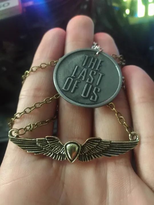 Kit 2 Colar The Last Of Us - Ellie, Joel - Apocalipse Zumbi, Vagalume, Pingente, Cosplay - Foto 4