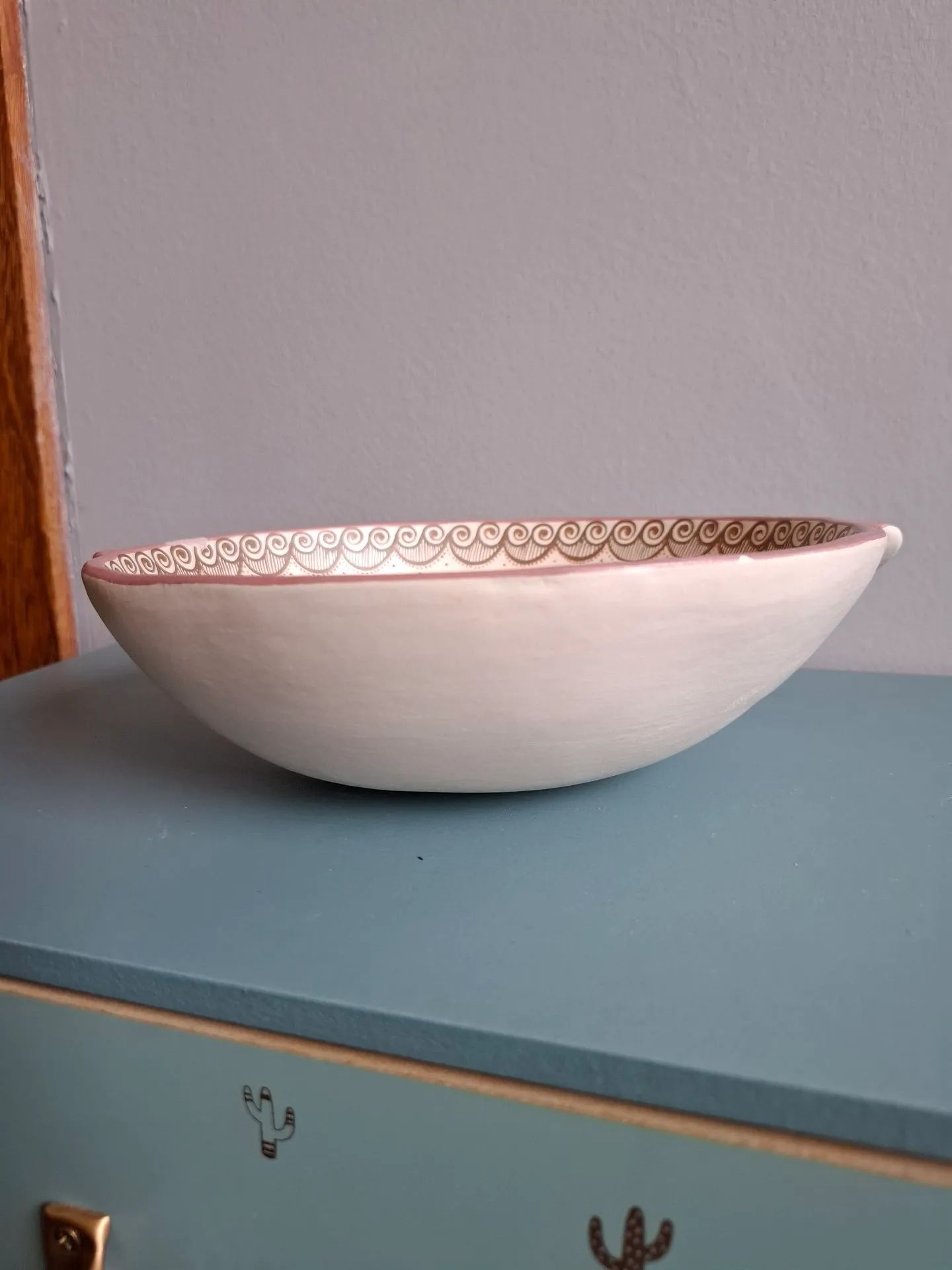 Travessa tipo cuia artesanal pintada à mão de barro do Vale do Jequitinhonha artesã Alaize - Foto 4