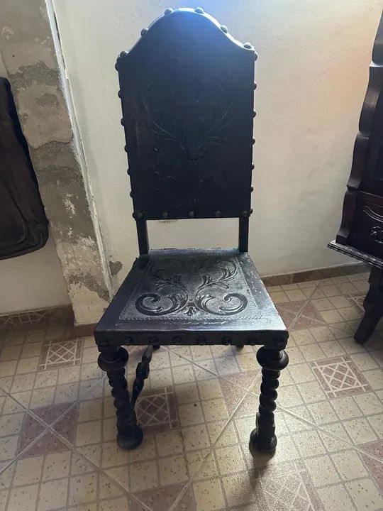 Cadeira de madeira maciça com estofamento em couro - Foto 2