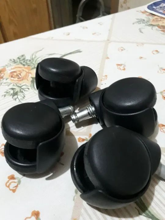 Conjunto de 4 Rodinhas Giratórias p/Cadeiras  - Foto 2