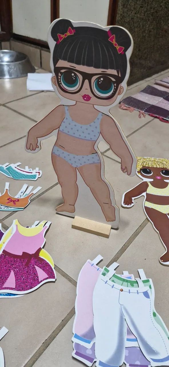 Boneca de vestir LOL com diversos looks