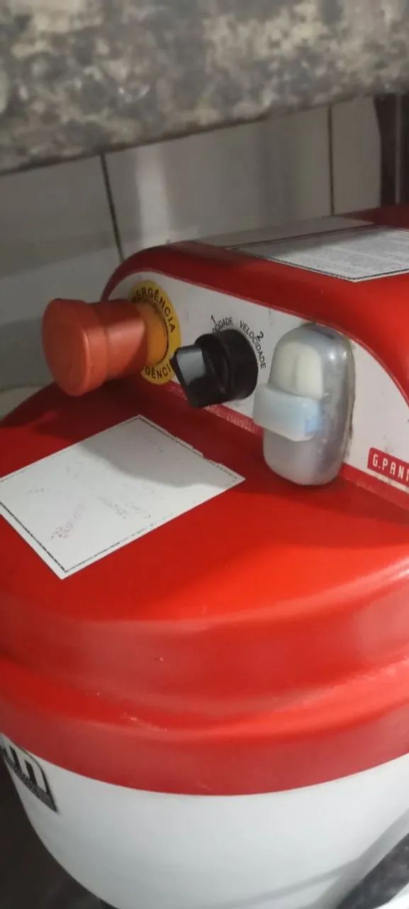 Máquina Industrial com Botão de Emergência